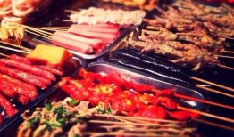 街边烧烤摊爆料视频,现场实况曝光，美味与卫生的较量